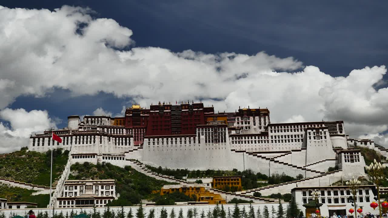 포탈라 궁전 (영어: potala palace) 은 티베트 라사 (lhasa) 에 있는 다라이 라마 (dalai lama) 의 궁전이다.