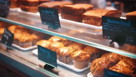 exhibición de pasteles sin granos en la cafetería