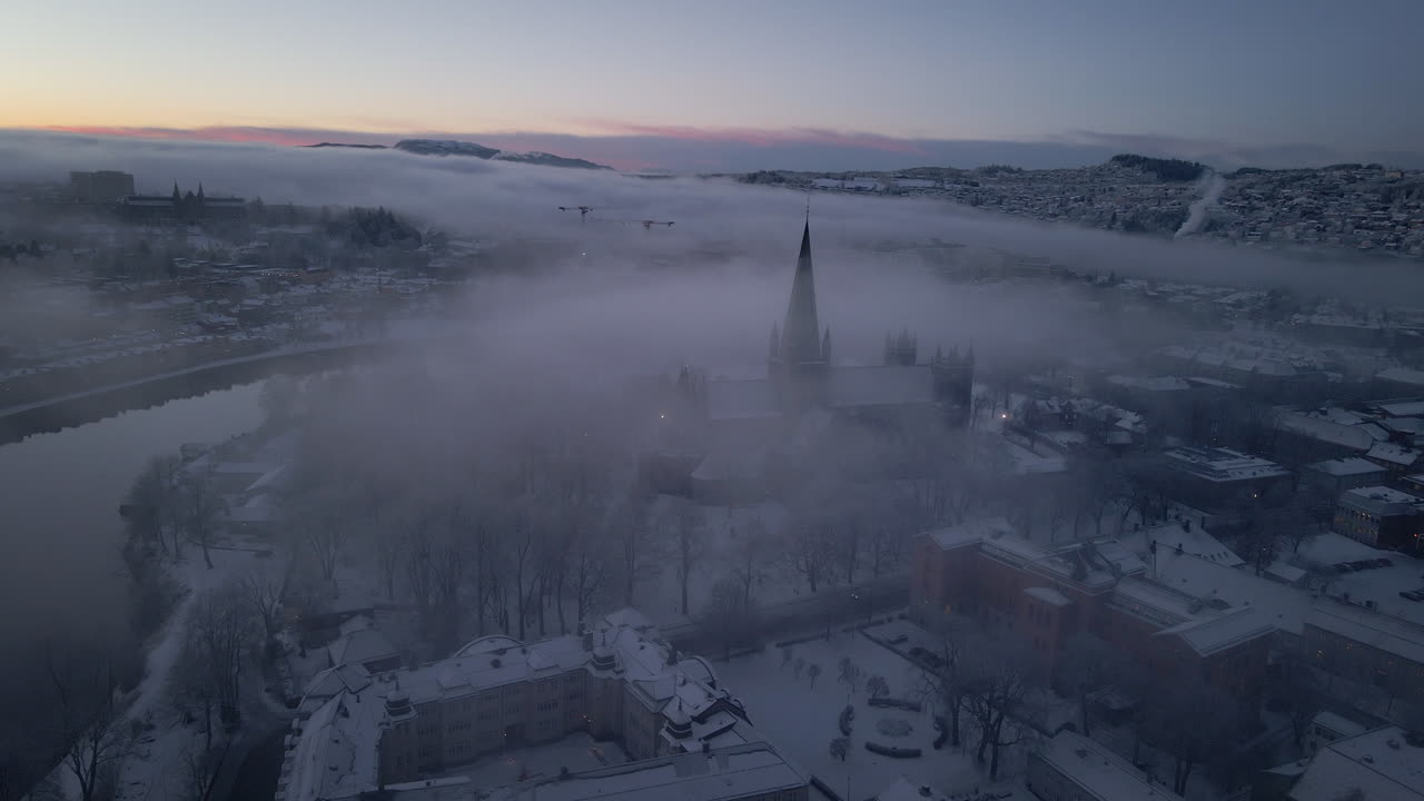 catedral de nidaros, nidarosdomen oscuro con niebla y nubes al amanecer en la ciudad de trondheim, noruega