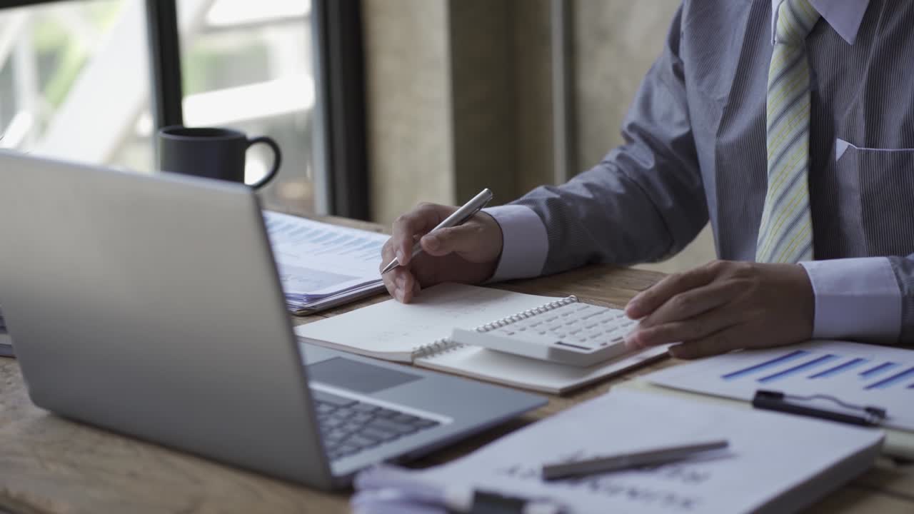 las personas de negocios desarrollan proyectos de negocio y analizan los datos de mercado trabajando en la oficina con informes de negocios y documentos de análisis de existencias. concepto de papeleo