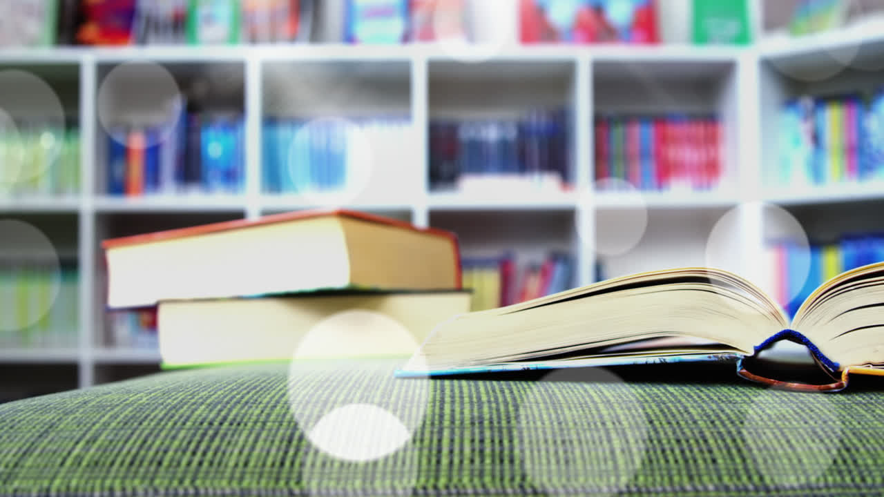 animación de puntos brillantes de luz sobre los libros de la biblioteca