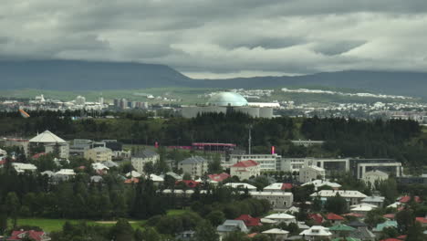 restaurante en una colina reykjavik islandia tiro aéreo día nublado
