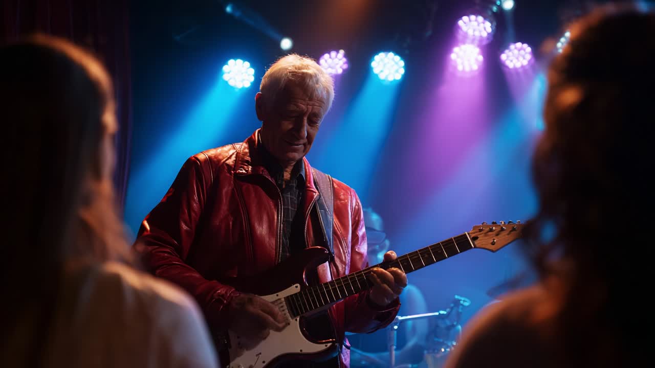 Una serata elettrizzante di musica dal vivo: un leggendario chitarrista in giacca rossa cattura il pubblico con melodie soul e performance coinvolgenti sotto le luci colorate del palco