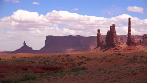 ein wunderschöner zeitraffer hinter einer felsformation in der nähe von monument valley 3