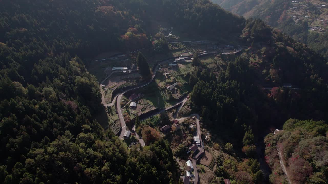 Shikoku dağları arasındaki Iya Vadisi'nde küçük bir Japon köyü üzerinde uçuş.