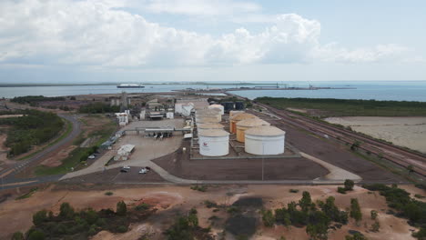 toma de drones en movimiento del área industrial del brazo este y almacenamiento de petróleo cerca de las vías del tren y el puerto deportivo cerca de darwin, territorio del norte