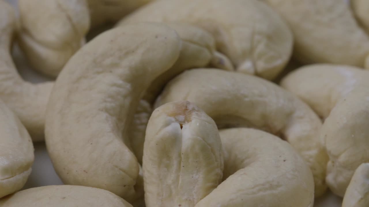 원시 캐슈 견과류의 일부의 가까운 왼쪽, 어리에 은 하나