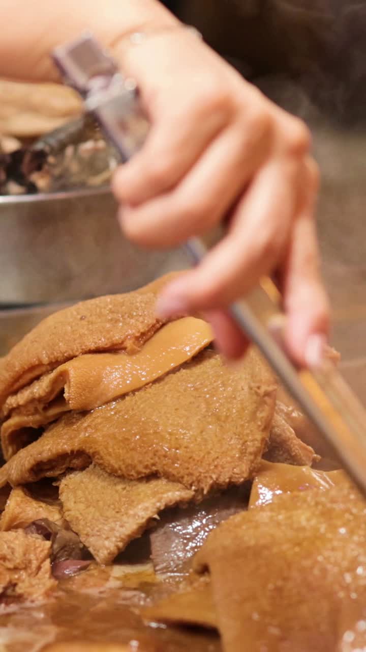 홍콩 의 한 상점 에서 음식 을 준비 하는 손 들