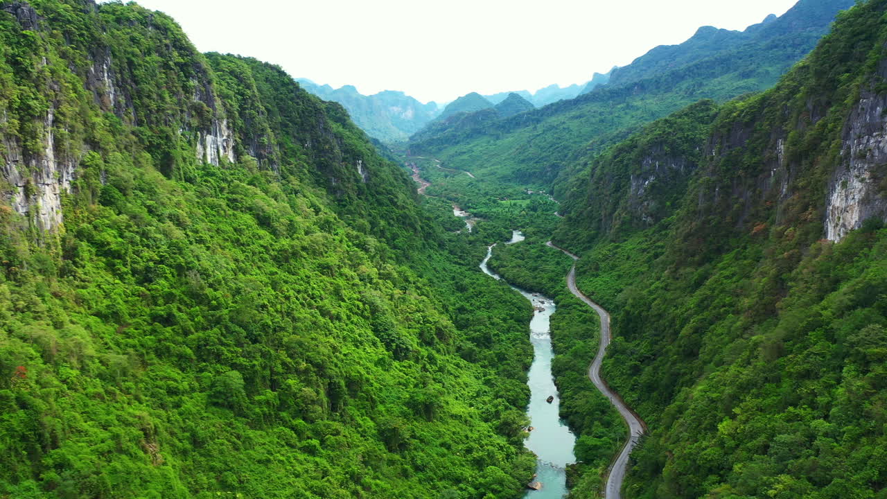 모험이 기다리고 있습니다.