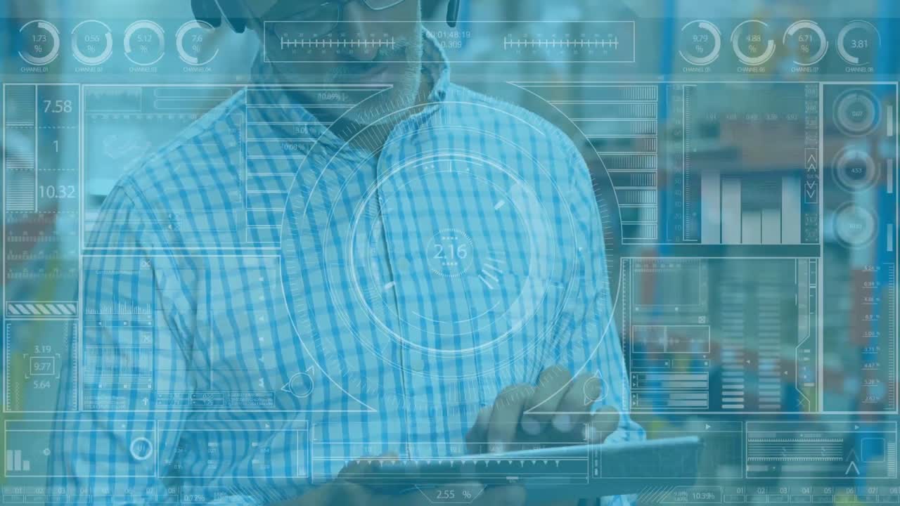 animación de un hombre caucásico trabajando en un almacén y usando una tableta digital sobre datos digitales