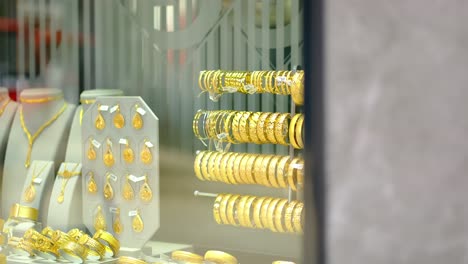 Goldketten,-Goldanhänger-Und-Goldarmbänder-Auf-Schmuckständern