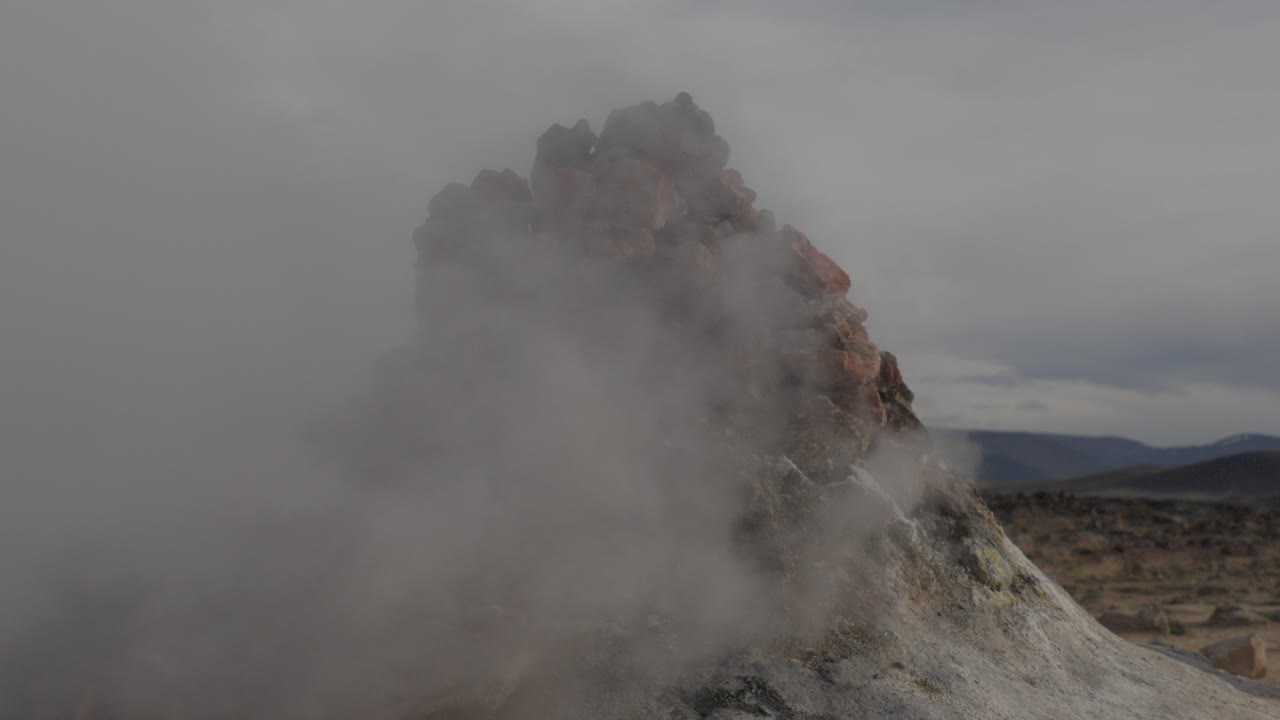 fumarola humeante en el estéril paisaje islandés
