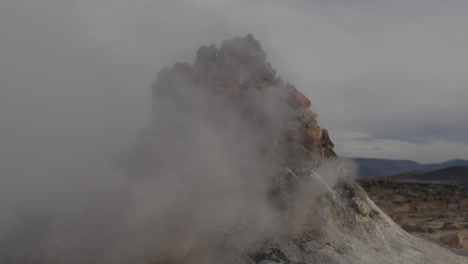 fumarola humeante en el estéril paisaje islandés