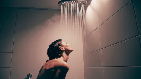 una mujer disfrutando de una ducha.
