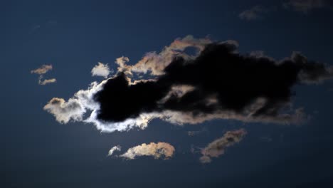 Profunda-Nube-Oscura,-Las-Auroras-Iluminan-Los-Bordes-De-Este-Siniestro-Presagio-De-Lluvia