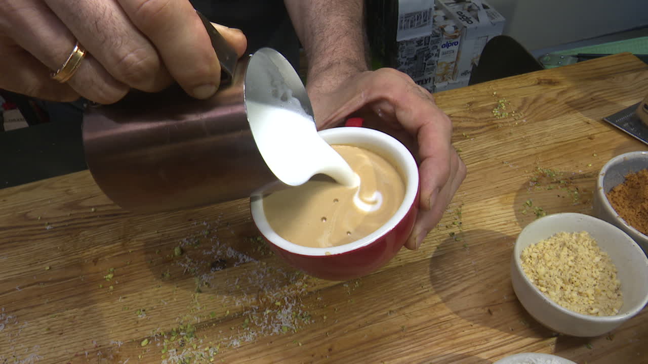 Preparing a Latte or Cappuccino with Coffee Art