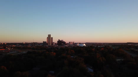 Asentamiento-En-El-Horizonte-En-El-Campo-Con-Cielo-Azul-Y-Puesta-De-Sol,-Tulsa,-Oklahoma