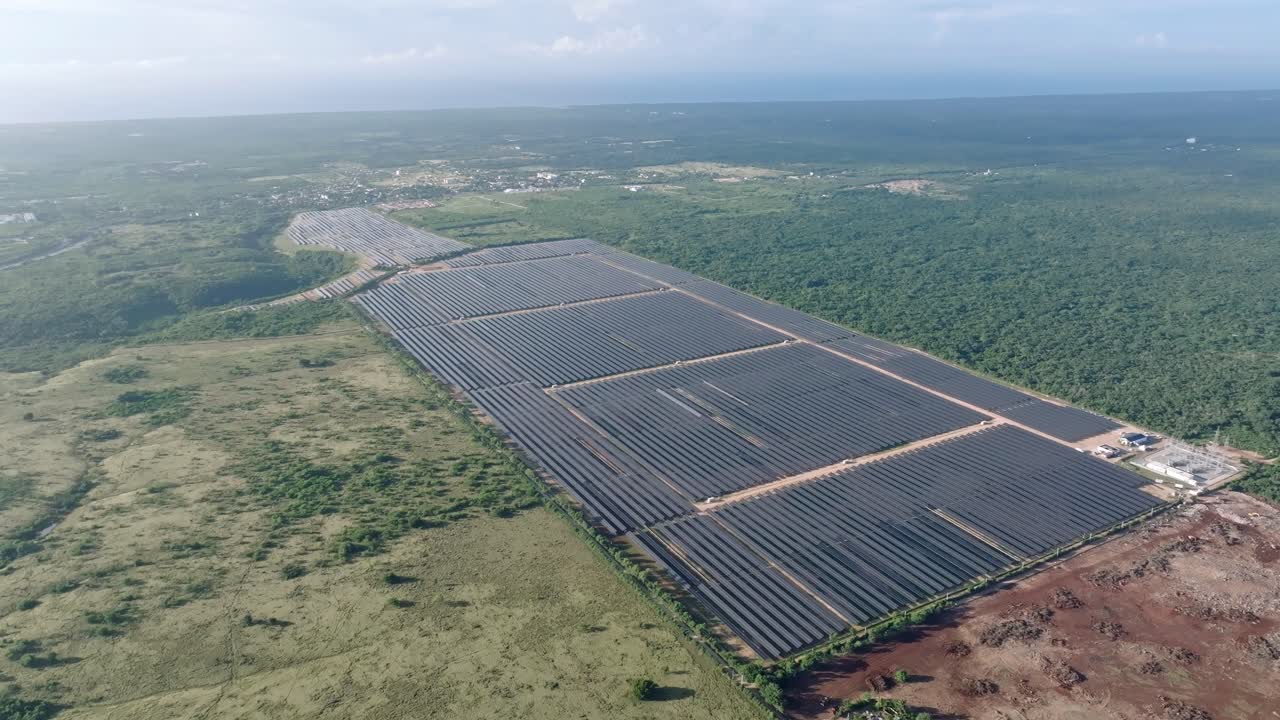parque fotovoltaico con paneles solares en cumayasa, la romana, república dominicana