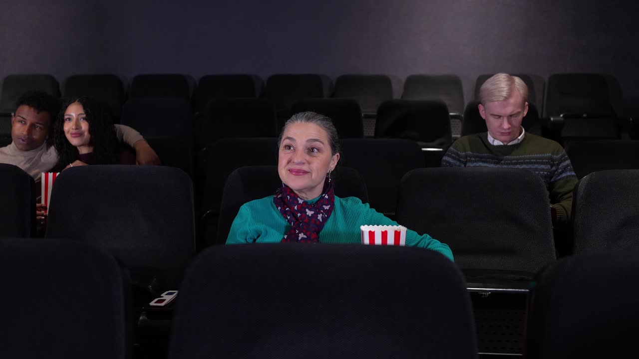 Persone che guardano un film in un cinema