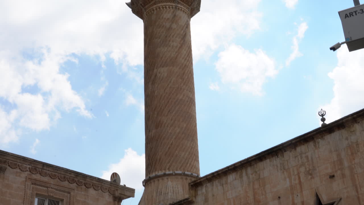 vemos el magnífico minarete de la mezquita kasım tuğmaner en la ciudad vieja de mardin desde el ángulo inferior