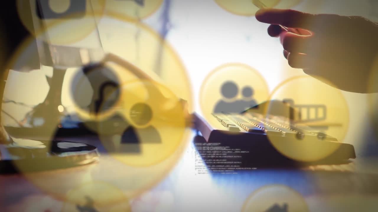 키보드에 타이핑하는 두 인종 남자의 손 위에 기술 아이콘의 애니메이션