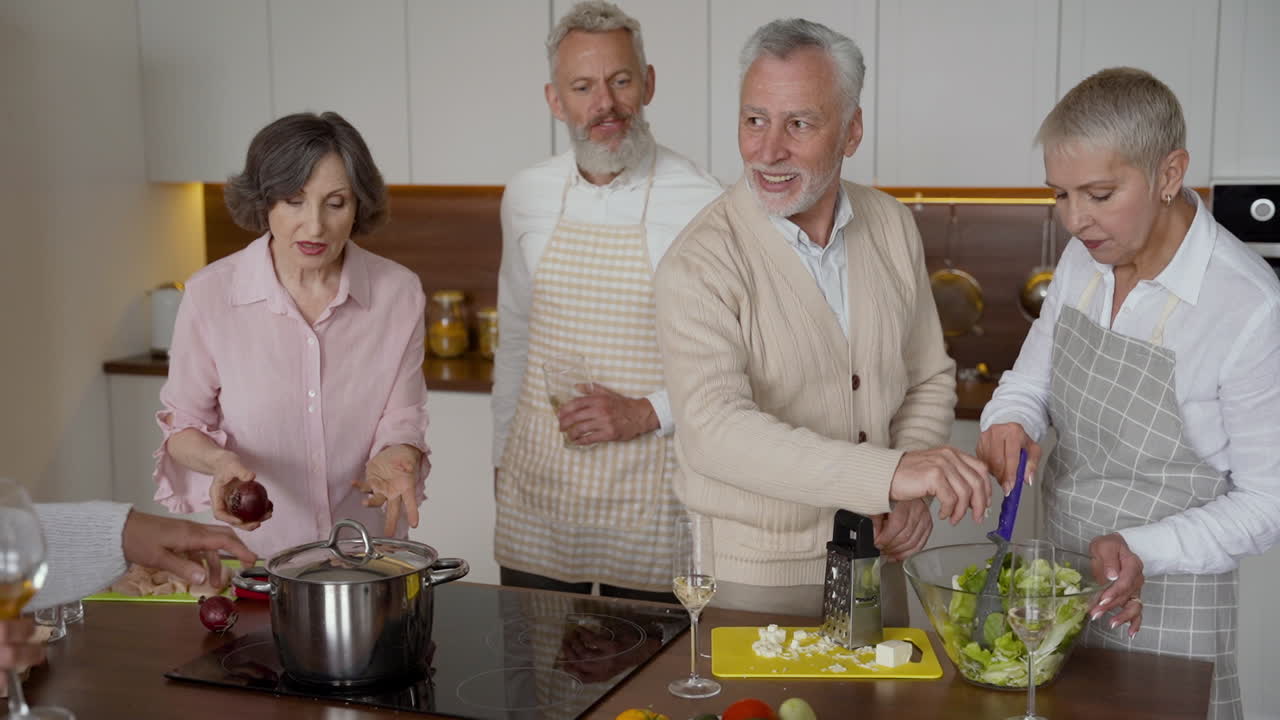 해질녘 야외 코트에서 다리 사이로 공을 튀고 드리블하는 남자 농구 선수의 클로즈업