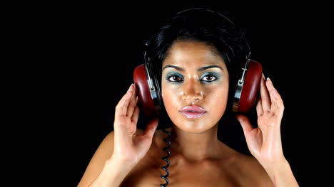 mujer en mezcla de auriculares 05