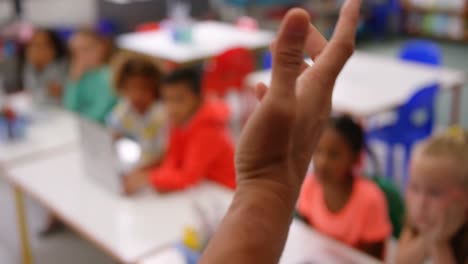 primer plano de un maestro que enseña a los escolares en el aula 4k