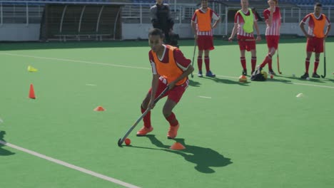 Jugadores-De-Hockey-Preparándose-Antes-De-Un-Partido.