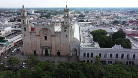 cámara aérea ascendente y descendente enfocada en la catedral de mérida en la gran plaza de mérida, yucatán, méxico al amanecer