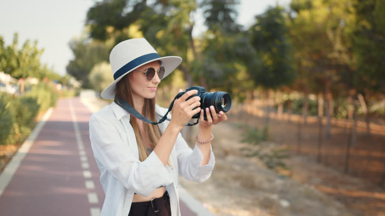 mujer tomando fotos en un parque