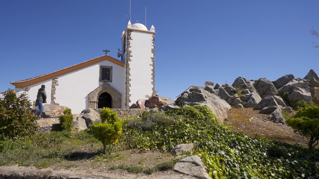아름다운 풍경과 성벽 한가운데 있는 마르바오의 에스피리토 산토 교회