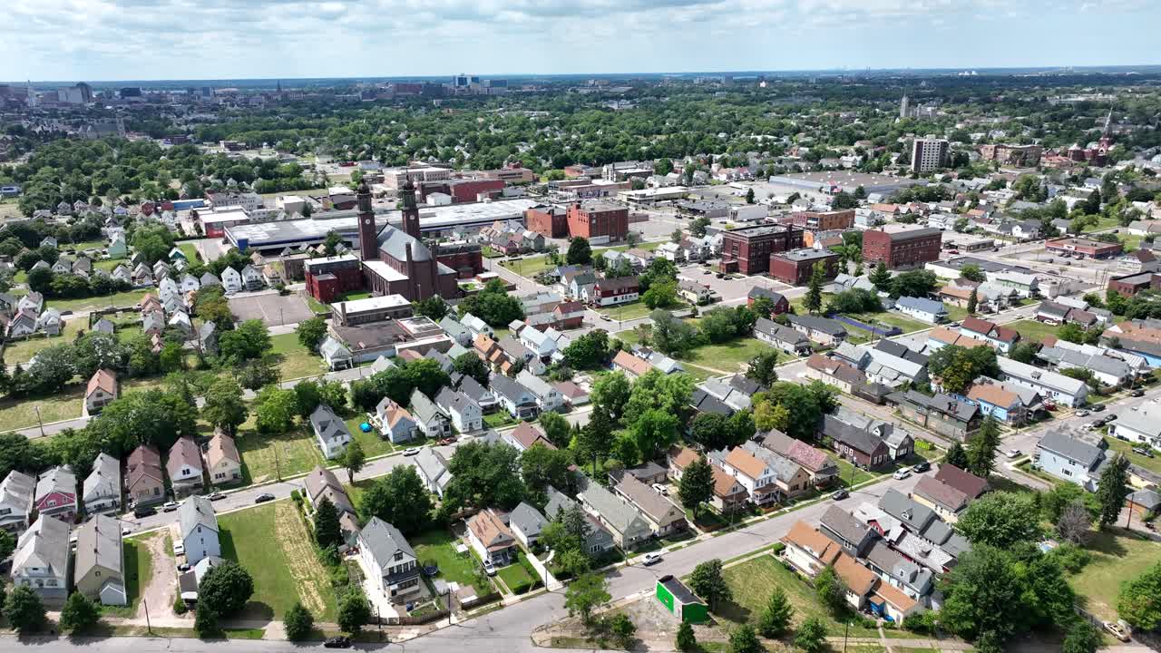 una vista aérea de la ciudad verde de buffalo, nueva york, de un hermoso día de verano