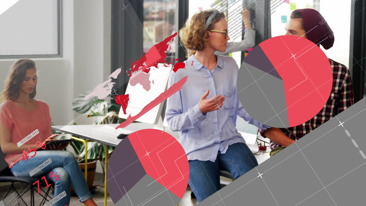 animación del procesamiento de datos financieros sobre diversas personas de negocios