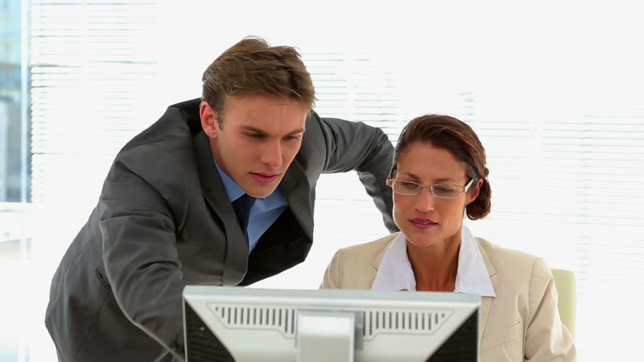 gente de negocios hablando juntos en el escritorio