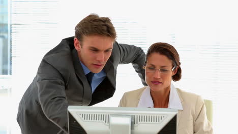 Business-people-talking-together-at-desk