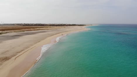 vista aérea sobre las hermosas aguas azul turquesa del océano junto a una playa idílica