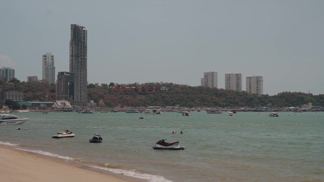Pattaya City Strandpromenade med jetski og udsigt til skyline