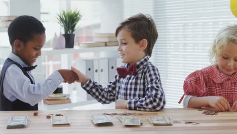 Kinder-Als-Führungskräfte,-Die-Sich-In-4K-Die-Hand-Schütteln