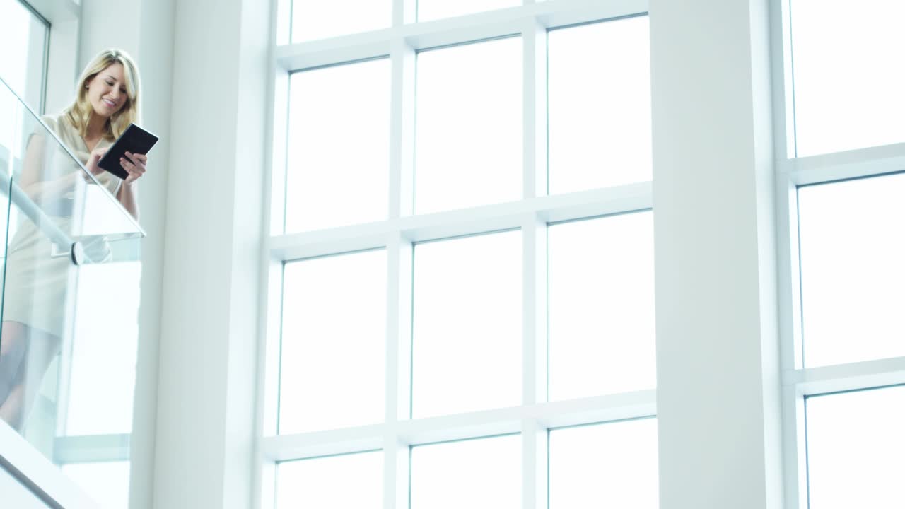 asesora financiera caucásica exitosa que usa una tableta inalámbrica