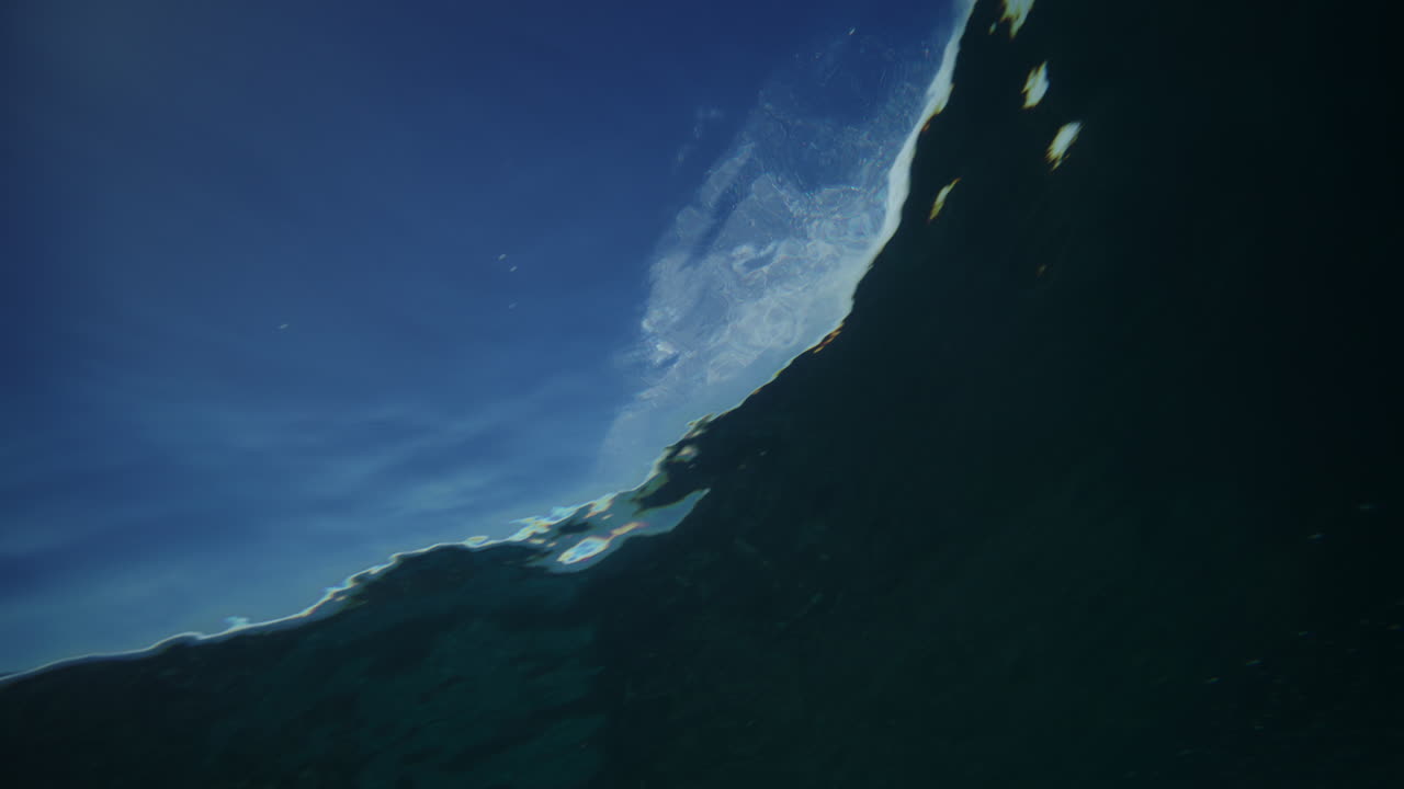 pan hasta el océano la formación de barriles de olas y la difusión de la niebla a medida que la cara se estrella hacia abajo