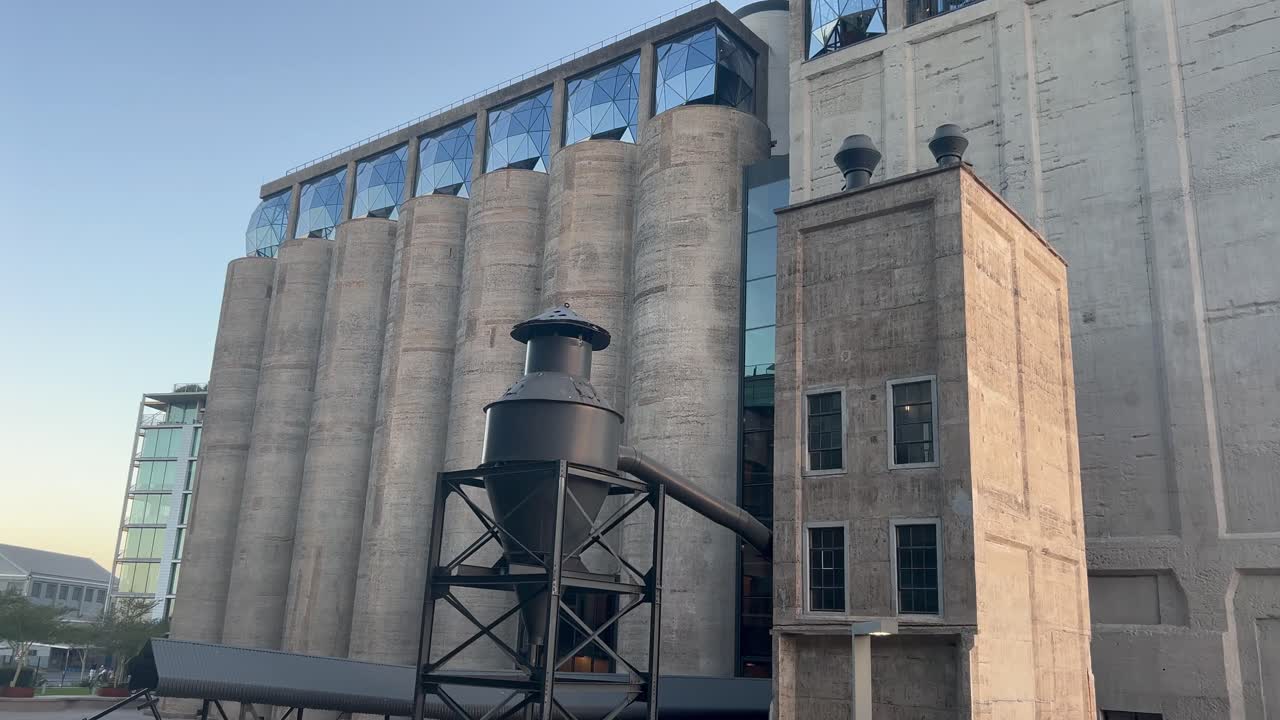 케이프타운의 권위있는 해안가에 있는 유명한 실로 호텔의 독특한 카메라 각도