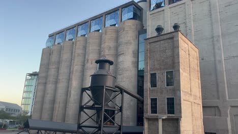 Un-ángulo-De-Cámara-único-En-El-Famoso-Hotel-Silo-En-El-Prestigioso-Paseo-Marítimo-De-Ciudad-Del-Cabo.