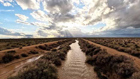 el agua de escorrentía del desierto de mojave fluye hacia el arroyo cache después de una tormenta torrencial - vista en primera persona drone