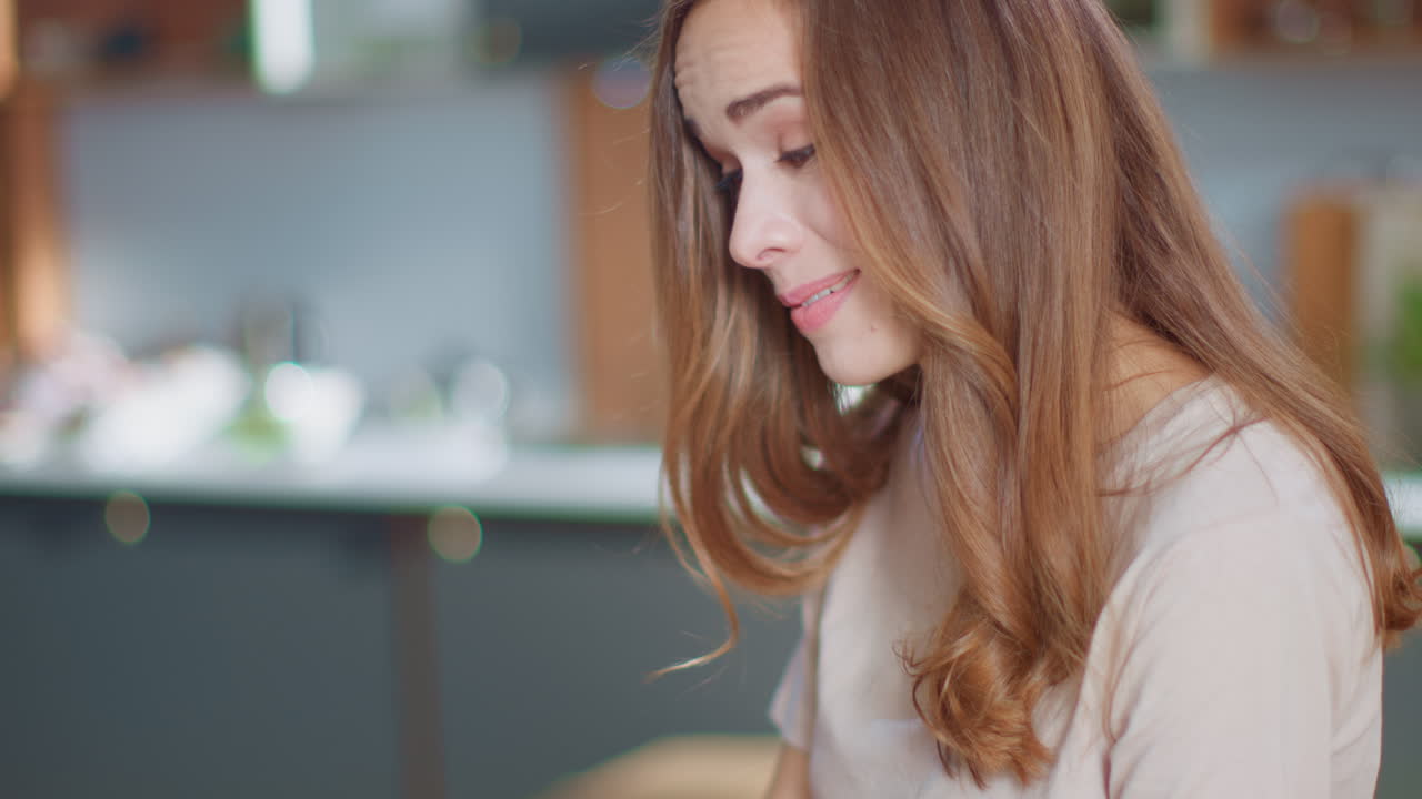 미소 짓는 사업가 여성이 집에서 노트북으로 타이핑하고 있습니다.