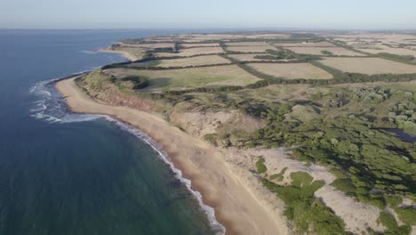 Weite-Farmlandschaft-Mit-Meerblick-Auf-Phillip-Island-In-Victoria,-Australien