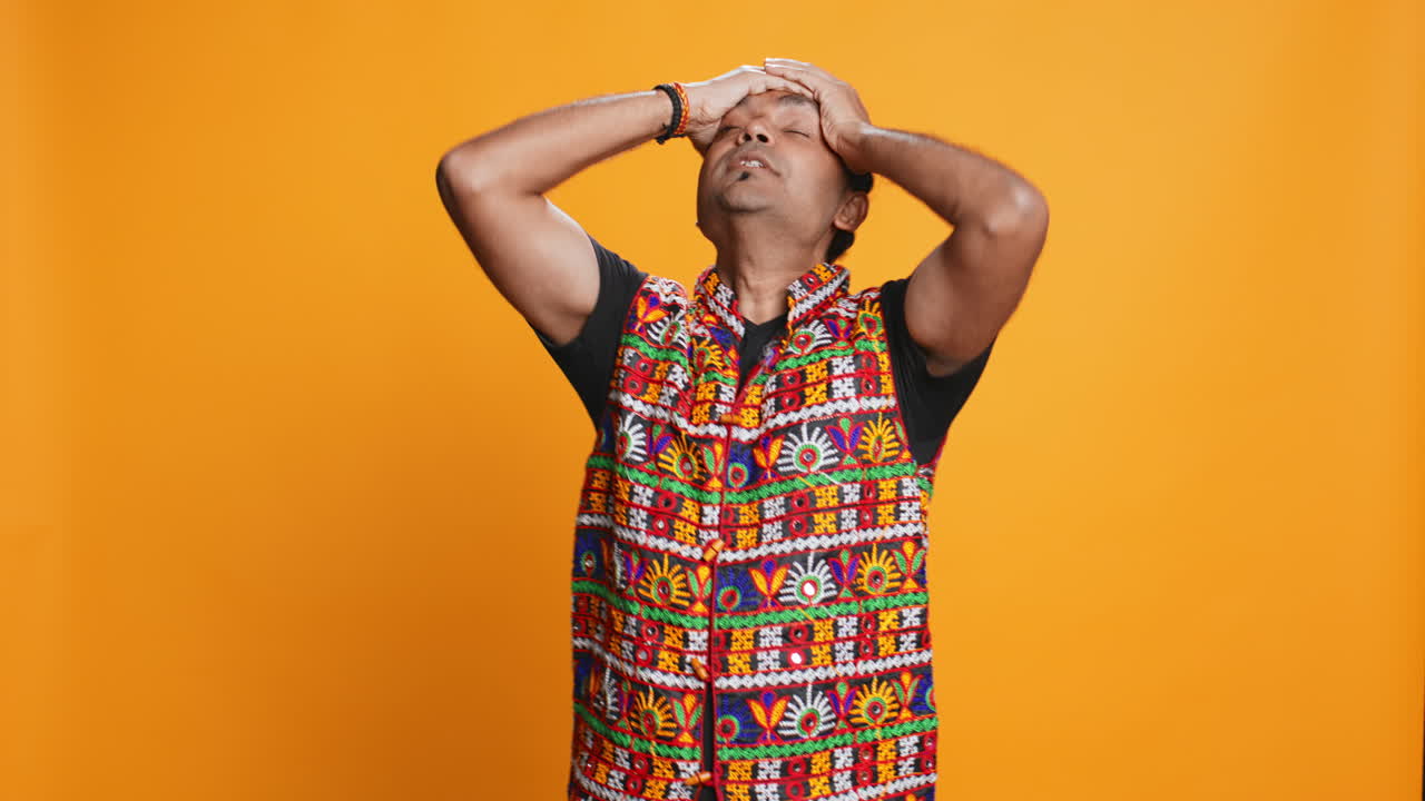 불신으로 손바닥으로 얼굴을 는 남자, 화가 난 느낌, 스튜디오 배경