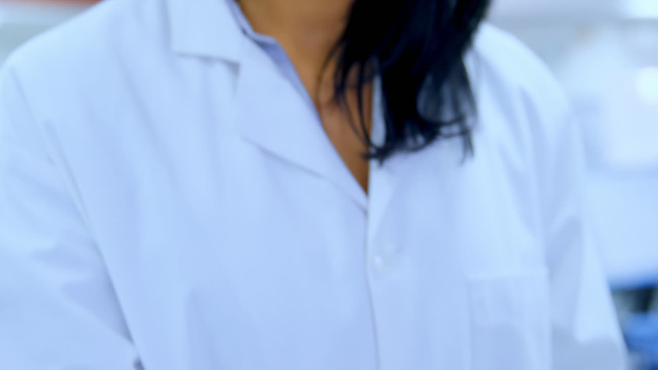 cientista feminina analisando tubo de ensaio em laboratório 4k