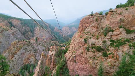 Gotas-De-Lluvia-Cayendo-Mientras-Una-Mujer-Disfruta-De-Tirolesa-En-Seven-Falls-En-Colorado-Springs-Como-Turista