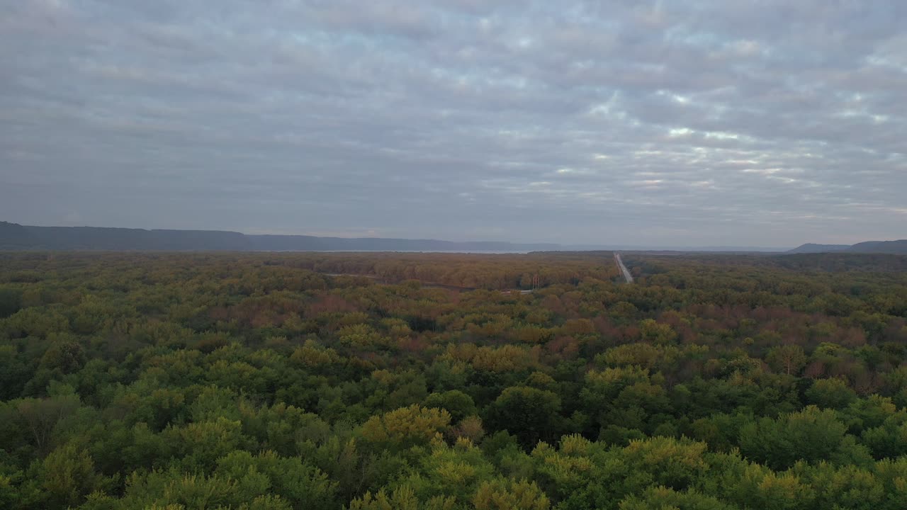 vista del valle del río en otoño